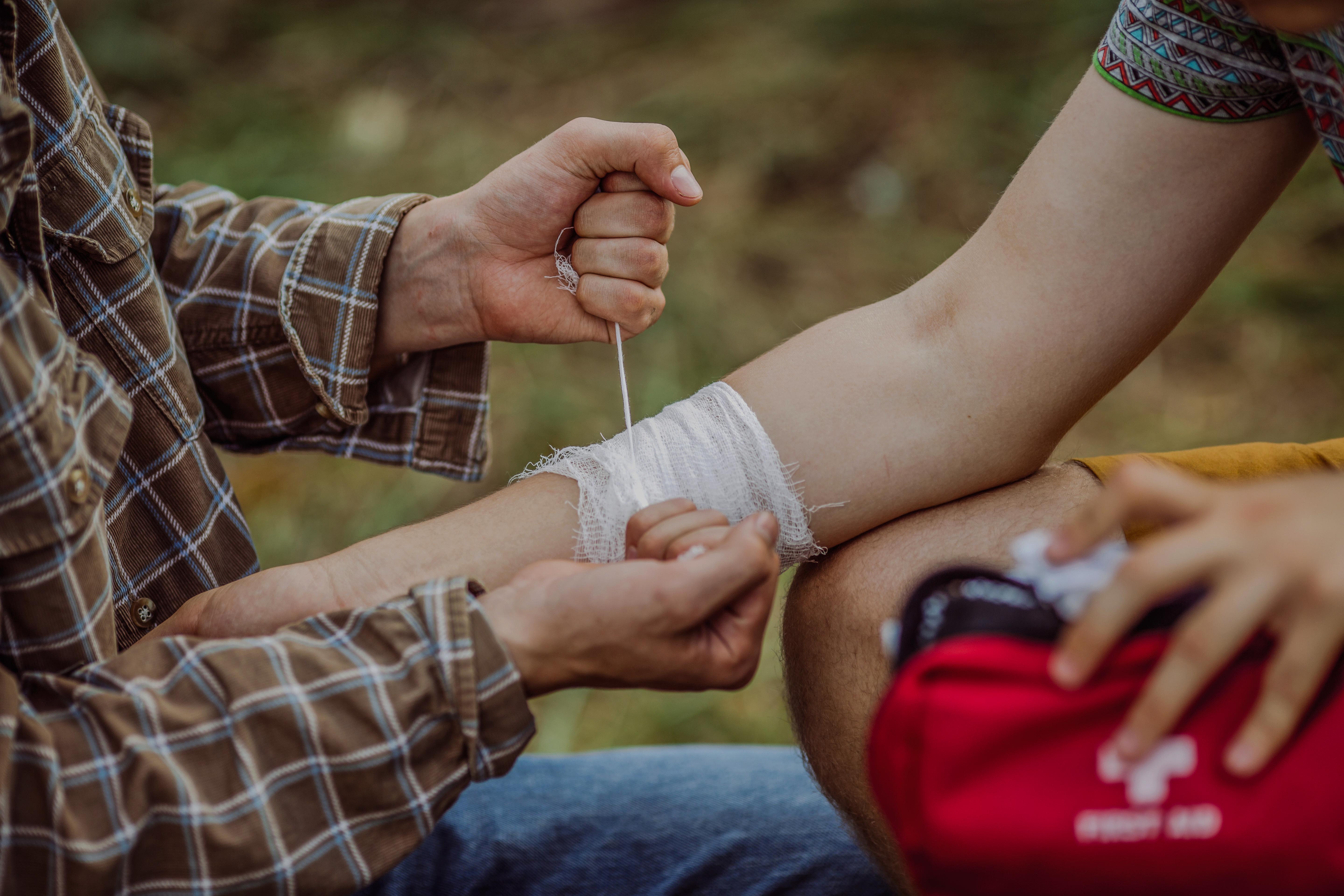 Personne qui fait un bandage à une autre